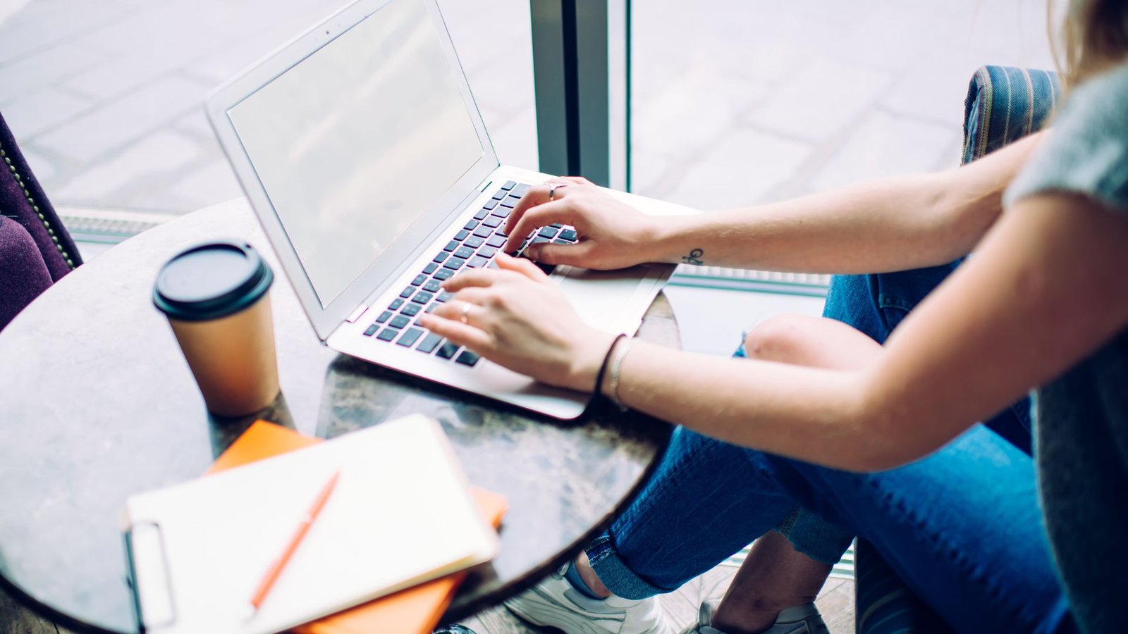 A solopreneur working in a cafe
